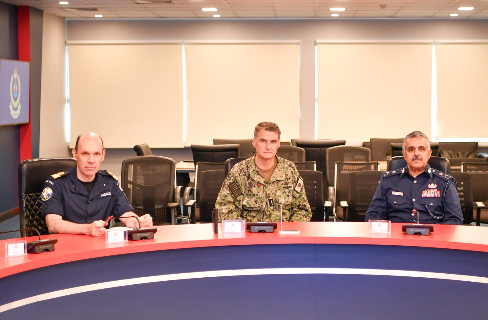 نائب رئيس الأمن العام يستقبل قائد القوات البحرية بالقيادة المركزية الأمريكية<